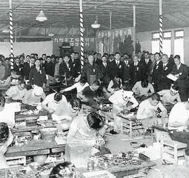 昭和初期の製靴工場内