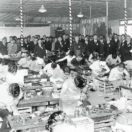 昭和初期の製靴工場内